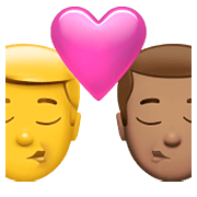 Emoji 👨‍❤️‍💋‍👨🏽 Bacio Tra Coppia - Uomo, Uomo: Carnagione Olivastra su Apple iOS 14.5.