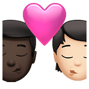 👨🏿‍❤️‍💋‍🧑🏻 Emoji sich küssendes Paar: Mannn, Person, dunkle Hautfarbe, helle Hautfarbe Apple iOS 14.5.