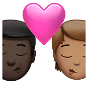 👨🏿‍❤️‍💋‍🧑🏽 Emoji sich küssendes Paar: Mannn, Person, dunkle Hautfarbe, mittlere Hautfarbe Apple iOS 14.5.