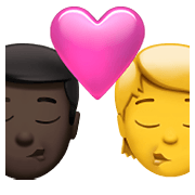 👨🏿‍❤️‍💋‍🧑 Emoji sich küssendes Paar: Mannn, Person, dunkle Hautfarbe, Kein Hautton Apple iOS 14.5.