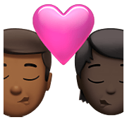 👨🏾‍❤️‍💋‍🧑🏿 Emoji sich küssendes Paar: Mannn, Person, mitteldunkle Hautfarbe, dunkle Hautfarbe Apple iOS 14.5.