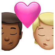 👨🏾‍❤️‍💋‍🧑🏼 Emoji sich küssendes Paar: Mannn, Person, mitteldunkle Hautfarbe, mittelhelle Hautfarbe Apple iOS 14.5.