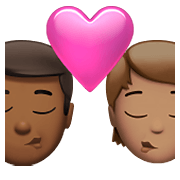 👨🏾‍❤️‍💋‍🧑🏽 Emoji Beijo: Homem, Pessoa, Pele Morena Escura, Pele Morena na Apple iOS 14.5.
