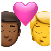 👨🏾‍❤️‍💋‍🧑 Emoji sich küssendes Paar: Mannn, Person, mitteldunkle Hautfarbe, Kein Hautton Apple iOS 14.5.