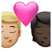 👨🏼‍❤️‍💋‍🧑🏿 Emoji Beijo: Homem, Pessoa, Pele Morena Clara, Pele Escura na Apple iOS 14.5.