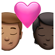 👨🏽‍❤️‍💋‍🧑🏿 Emoji sich küssendes Paar: Mannn, Person, mittlere Hautfarbe, dunkle Hautfarbe Apple iOS 14.5.