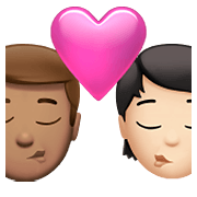 👨🏽‍❤️‍💋‍🧑🏻 Emoji sich küssendes Paar: Mannn, Person, mittlere Hautfarbe, helle Hautfarbe Apple iOS 14.5.
