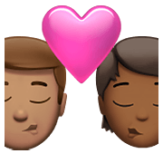 👨🏽‍❤️‍💋‍🧑🏾 Emoji sich küssendes Paar: Mannn, Person, mittlere Hautfarbe, mitteldunkle Hautfarbe Apple iOS 14.5.