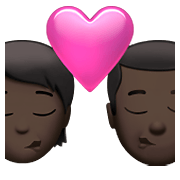 Emoji 🧑🏿‍❤️‍💋‍👨🏿 Bacio Tra Coppia: persona, uomo, Carnagione Scura su Apple iOS 14.5.