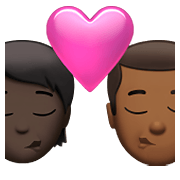 Emoji 🧑🏿‍❤️‍💋‍👨🏾 Bacio Tra Coppia: persona, uomo, Carnagione Scura, Carnagione Abbastanza Scura su Apple iOS 14.5.