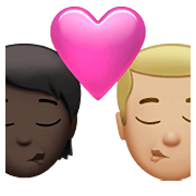 Emoji 🧑🏿‍❤️‍💋‍👨🏼 Bacio Tra Coppia: persona, uomo, Carnagione Scura, Carnagione Abbastanza Chiara su Apple iOS 14.5.