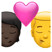 🧑🏿‍❤️‍💋‍👨 Emoji sich küssendes Paar: Person, Mannn, dunkle Hautfarbe, Kein Hautton Apple iOS 14.5.