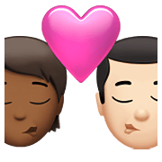🧑🏾‍❤️‍💋‍👨🏻 Emoji sich küssendes Paar: Person, Mannn, mitteldunkle Hautfarbe, helle Hautfarbe Apple iOS 14.5.