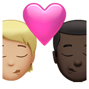 Emoji 🧑🏼‍❤️‍💋‍👨🏿 Bacio Tra Coppia: persona, uomo, Carnagione Abbastanza Chiara, Carnagione Scura su Apple iOS 14.5.