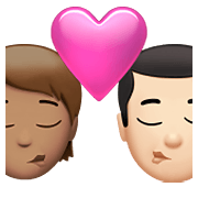 Emoji 🧑🏽‍❤️‍💋‍👨🏻 Bacio Tra Coppia: persona, uomo, Carnagione Olivastra, Carnagione Chiara su Apple iOS 14.5.