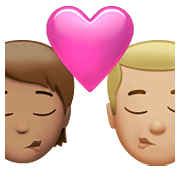 🧑🏽‍❤️‍💋‍👨🏼 Emoji Beijo: Pessoa, Homem, Pele Morena, Pele Morena Clara na Apple iOS 14.5.