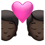 Emoji 🧑🏿‍❤️‍💋‍🧑🏿 Bacio Tra Coppia: persona, persona, Carnagione Scura su Apple iOS 14.5.