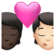 🧑🏿‍❤️‍💋‍🧑🏻 Emoji Beijo: Pessoa, Pessoa, Pele Escura, Pele Clara na Apple iOS 14.5.