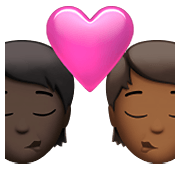 Emoji 🧑🏿‍❤️‍💋‍🧑🏾 Bacio Tra Coppia: persona, persona, Carnagione Scura, Carnagione Abbastanza Scura su Apple iOS 14.5.
