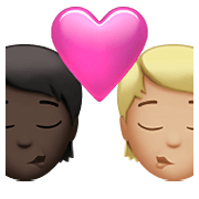 Emoji 🧑🏿‍❤️‍💋‍🧑🏼 Bacio Tra Coppia: persona, persona, Carnagione Scura, Carnagione Abbastanza Chiara su Apple iOS 14.5.
