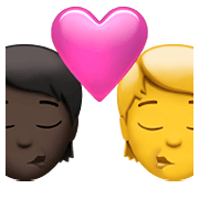 🧑🏿‍❤️‍💋‍🧑 Emoji sich küssendes Paar: Person, Person, dunkle Hautfarbe, Kein Hautton Apple iOS 14.5.
