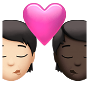 🧑🏻‍❤️‍💋‍🧑🏿 Emoji sich küssendes Paar: Person, Person, helle Hautfarbe, dunkle Hautfarbe Apple iOS 14.5.