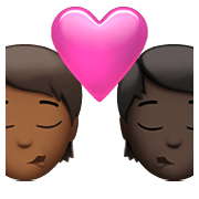 Emoji 🧑🏾‍❤️‍💋‍🧑🏿 Bacio Tra Coppia: persona, persona, Carnagione Abbastanza Scura, Carnagione Scura su Apple iOS 14.5.