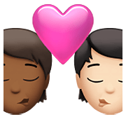 🧑🏾‍❤️‍💋‍🧑🏻 Emoji sich küssendes Paar: Person, Person, mitteldunkle Hautfarbe, helle Hautfarbe Apple iOS 14.5.
