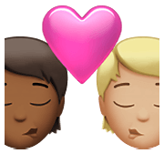 🧑🏾‍❤️‍💋‍🧑🏼 Emoji sich küssendes Paar: Person, Person, mitteldunkle Hautfarbe, mittelhelle Hautfarbe Apple iOS 14.5.