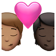 Emoji 🧑🏽‍❤️‍💋‍🧑🏿 Bacio Tra Coppia: persona, persona, Carnagione Olivastra, Carnagione Scura su Apple iOS 14.5.