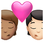 🧑🏽‍❤️‍💋‍🧑🏻 Emoji sich küssendes Paar: Person, Person, mittlere Hautfarbe, helle Hautfarbe Apple iOS 14.5.
