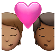 Emoji 🧑🏽‍❤️‍💋‍🧑🏾 Bacio Tra Coppia: persona, persona, Carnagione Olivastra, Carnagione Abbastanza Scura su Apple iOS 14.5.