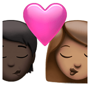 Emoji 🧑🏿‍❤️‍💋‍👩🏽 Bacio Tra Coppia: persona, Donna, Carnagione Scura, Carnagione Olivastra su Apple iOS 14.5.