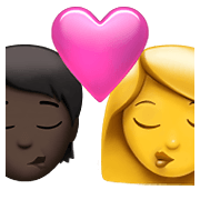 Emoji 🧑🏿‍❤️‍💋‍👩 Bacio Tra Coppia: persona, Donna, Carnagione Scura, Nessun tono della pelle su Apple iOS 14.5.
