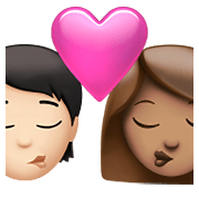 Emoji 🧑🏻‍❤️‍💋‍👩🏽 Bacio Tra Coppia: persona, Donna, Carnagione Chiara, Carnagione Olivastra su Apple iOS 14.5.
