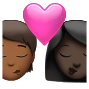 🧑🏾‍❤️‍💋‍👩🏿 Emoji sich küssendes Paar: Person, Frau, mitteldunkle Hautfarbe, dunkle Hautfarbe Apple iOS 14.5.
