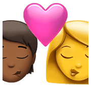 Emoji 🧑🏾‍❤️‍💋‍👩 Bacio Tra Coppia: persona, Donna, Carnagione Abbastanza Scura, Nessun tono della pelle su Apple iOS 14.5.