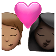 🧑🏽‍❤️‍💋‍👩🏿 Emoji sich küssendes Paar: Person, Frau, mittlere Hautfarbe, dunkle Hautfarbe Apple iOS 14.5.