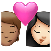 🧑🏽‍❤️‍💋‍👩🏻 Emoji Beso: Persona, Mujer, Tono De Piel Medio, Tono De Piel Claro en Apple iOS 14.5.
