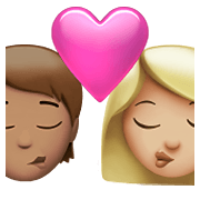 🧑🏽‍❤️‍💋‍👩🏼 Emoji Beso: Persona, Mujer, Tono De Piel Medio, Tono De Piel Claro Medio en Apple iOS 14.5.