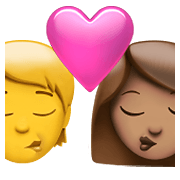 Emoji 🧑‍❤️‍💋‍👩🏽 Bacio Tra Coppia: persona, Donna, Nessun tono della pelle, Carnagione Olivastra su Apple iOS 14.5.