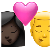 Emoji 👩🏿‍❤️‍💋‍👨 Bacio Tra Coppia - Donna: Carnagione Scura, Hombre su Apple iOS 14.5.