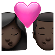 👩🏿‍❤️‍💋‍👨🏿 Emoji sich küssendes Paar - Frau: dunkle Hautfarbe, Mann: dunkle Hautfarbe Apple iOS 14.5.