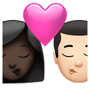 👩🏿‍❤️‍💋‍👨🏻 Emoji sich küssendes Paar - Frau: dunkle Hautfarbe, Mann: helle Hautfarbe Apple iOS 14.5.