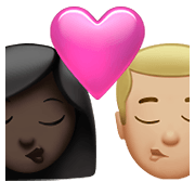 👩🏿‍❤️‍💋‍👨🏼 Emoji Beso - Mujer: Tono De Piel Oscuro, Hombre: Tono De Piel Claro Medio en Apple iOS 14.5.