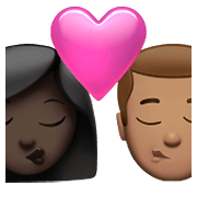 👩🏿‍❤️‍💋‍👨🏽 Emoji Beso - Mujer: Tono De Piel Oscuro, Hombre: Tono De Piel Medio en Apple iOS 14.5.