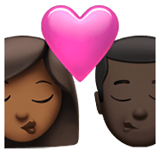 👩🏾‍❤️‍💋‍👨🏿 Emoji Beijo - Mulher: Pele Morena Escura, Homem: Pele Escura na Apple iOS 14.5.