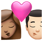 👩🏽‍❤️‍💋‍👨🏻 Emoji sich küssendes Paar - Frau: mittlere Hautfarbe, Mann: helle Hautfarbe Apple iOS 14.5.