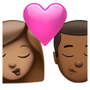 👩🏽‍❤️‍💋‍👨🏾 Emoji sich küssendes Paar - Frau: mittlere Hautfarbe, Mann: mitteldunkle Hautfarbe Apple iOS 14.5.