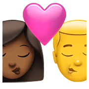 👩🏾‍❤️‍💋‍👨 Emoji Beso - Mujer: Tono De Piel Oscuro Medio, Hombre en Apple iOS 14.5.